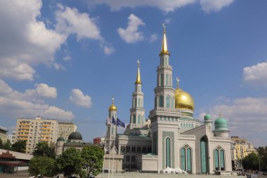 Moskova, Rusya - 13 Mayıs 2018: Yeni inşa edilen katedral büyük, daha küçük Camii Olimpiysky Avenue, Moskova, Rusya sitede inşa edilen cami. En büyük ve en yüksek Europe Müslüman Camii.