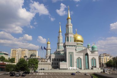 Moskova, Rusya - 13 Mayıs 2018: Yeni inşa edilen katedral büyük, daha küçük Camii Olimpiysky Avenue, Moskova, Rusya sitede inşa edilen cami. En büyük ve en yüksek Europe Müslüman Camii.