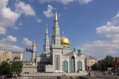 Moskova, Rusya - 13 Mayıs 2018: Yeni inşa edilen katedral büyük, daha küçük Camii Olimpiysky Avenue, Moskova, Rusya sitede inşa edilen cami. En büyük ve en yüksek Europe Müslüman Camii.