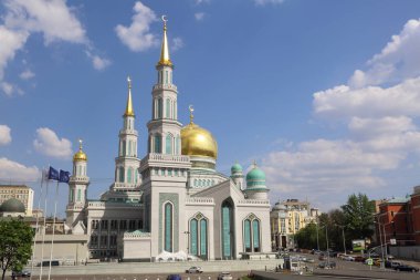 Moskova, Rusya - 13 Mayıs 2018: Yeni inşa edilen katedral büyük, daha küçük Camii Olimpiysky Avenue, Moskova, Rusya sitede inşa edilen cami. En büyük ve en yüksek Europe Müslüman Camii.