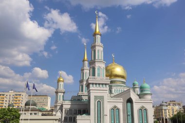 Moskova, Rusya - 13 Mayıs 2018: Yeni inşa edilen katedral büyük, daha küçük Camii Olimpiysky Avenue, Moskova, Rusya sitede inşa edilen cami. En büyük ve en yüksek Europe Müslüman Camii.