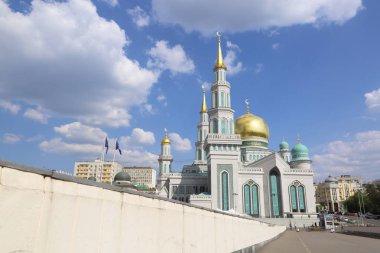 Moskova, Rusya - 13 Mayıs 2018: Yeni inşa edilen katedral büyük, daha küçük Camii Olimpiysky Avenue, Moskova, Rusya sitede inşa edilen cami. En büyük ve en yüksek Europe Müslüman Camii.