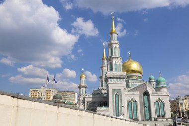 Moskova, Rusya - 13 Mayıs 2018: Yeni inşa edilen katedral büyük, daha küçük Camii Olimpiysky Avenue, Moskova, Rusya sitede inşa edilen cami. En büyük ve en yüksek Europe Müslüman Camii.