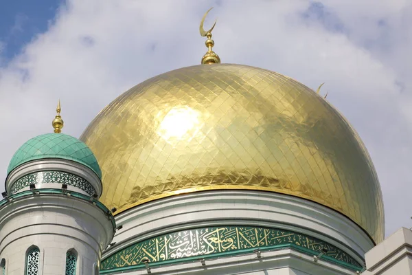 モスクワ ロシア連邦 2018 新しく建てられた大聖堂モスク モスクワ ロシアで Olimpiysky アベニューで古いより小さいモスクの跡地に建てられました 最大かつヨーロッパのイスラム教のモスクの最高 — ストック写真