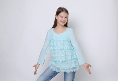 Güzel stüdyo Avrupa beyaz genç kız portresi