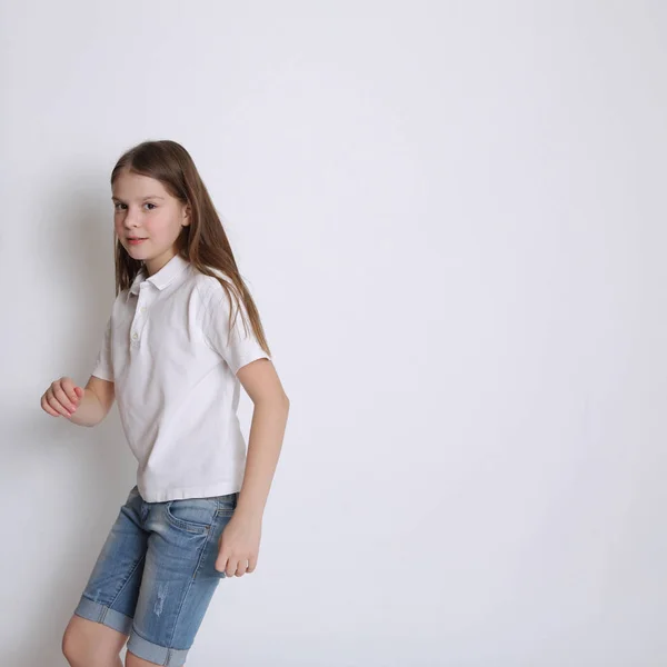 美しいヨーロッパの白人十代の少女 — ストック写真