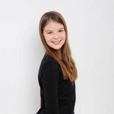 Stüdyo imge-in güzel duygusal beyaz genç kız