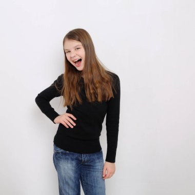 Stüdyo imge-in güzel duygusal beyaz genç kız