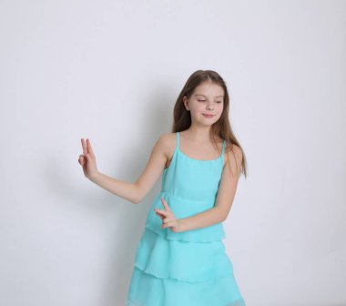 Güzel stüdyo Avrupa beyaz genç kız portresi