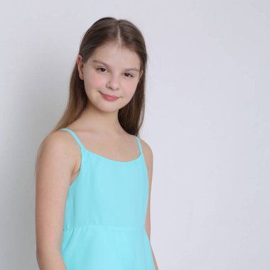 Güzel stüdyo Avrupa beyaz genç kız portresi