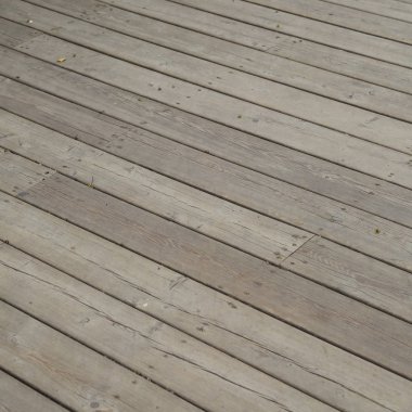 Parktaki ahşap geçitin dış mekan görüntüsü, Moskova, Rusya.