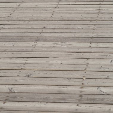 Parktaki ahşap geçitin dış mekan görüntüsü, Moskova, Rusya.