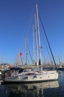 Valencia, İspanya - 20 Haziran 2018: Güzel manzara bağlantı noktasında marina deniz yaz gün batımında Valencia, İspanya.