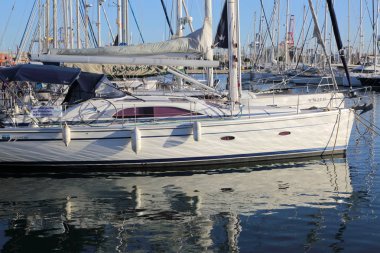 Valencia, İspanya - 20 Haziran 2018: Güzel manzara bağlantı noktasında marina deniz yaz gün batımında Valencia, İspanya.