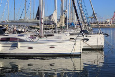 Valencia, İspanya - 20 Haziran 2018: Güzel manzara bağlantı noktasında marina deniz yaz gün batımında Valencia, İspanya.