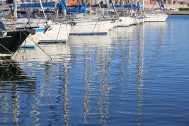 Valencia, İspanya - 20 Haziran 2018: Güzel manzara bağlantı noktasında marina deniz yaz gün batımında Valencia, İspanya.