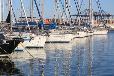 Valencia, İspanya - 20 Haziran 2018: Güzel manzara bağlantı noktasında marina deniz yaz gün batımında Valencia, İspanya.