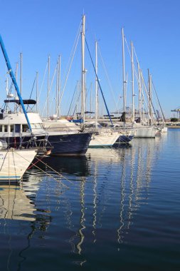 Valencia, İspanya - 20 Haziran 2018: Güzel manzara bağlantı noktasında marina deniz yaz gün batımında Valencia, İspanya.