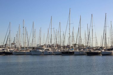 Valencia, İspanya - 20 Haziran 2018: Güzel manzara bağlantı noktasında marina deniz yaz gün batımında Valencia, İspanya.