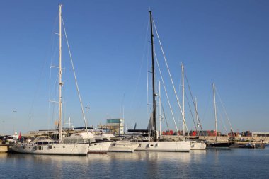 Valencia, İspanya - 20 Haziran 2018: Güzel manzara bağlantı noktasında marina deniz yaz gün batımında Valencia, İspanya.