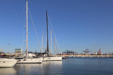 Valencia, İspanya - 20 Haziran 2018: Güzel manzara bağlantı noktasında marina deniz yaz gün batımında Valencia, İspanya.