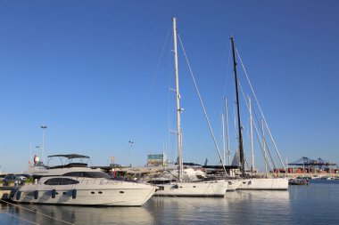 Valencia, İspanya - 20 Haziran 2018: Güzel manzara bağlantı noktasında marina deniz yaz gün batımında Valencia, İspanya.