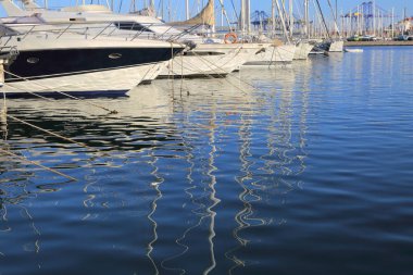 Valencia, İspanya - 20 Haziran 2018: Güzel manzara bağlantı noktasında marina deniz yaz gün batımında Valencia, İspanya.