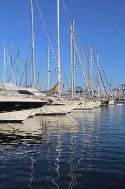 Valencia, İspanya - 20 Haziran 2018: Güzel manzara bağlantı noktasında marina deniz yaz gün batımında Valencia, İspanya.