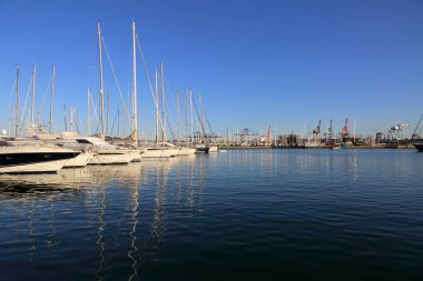 Valencia, İspanya - 20 Haziran 2018: Güzel manzara bağlantı noktasında marina deniz yaz gün batımında Valencia, İspanya.