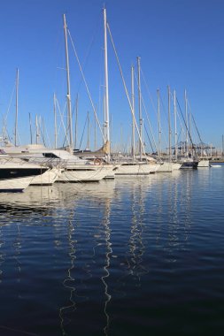 Valencia, İspanya - 20 Haziran 2018: Güzel manzara bağlantı noktasında marina deniz yaz gün batımında Valencia, İspanya.