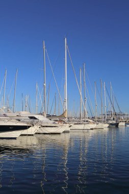 Valencia, İspanya - 20 Haziran 2018: Güzel manzara bağlantı noktasında marina deniz yaz gün batımında Valencia, İspanya.