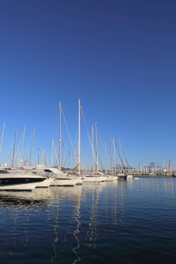 Valencia, İspanya - 20 Haziran 2018: Güzel manzara bağlantı noktasında marina deniz yaz gün batımında Valencia, İspanya.