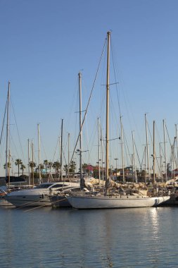 Valencia, İspanya - 20 Haziran 2018: Güzel manzara bağlantı noktasında marina deniz yaz gün batımında Valencia, İspanya.