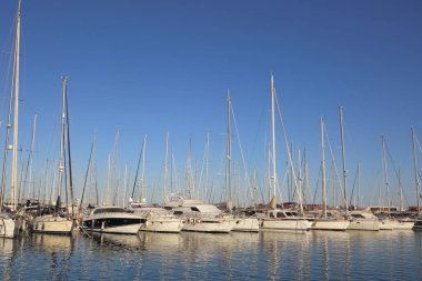 Valencia, İspanya - 20 Haziran 2018: Güzel manzara bağlantı noktasında marina deniz yaz gün batımında Valencia, İspanya.