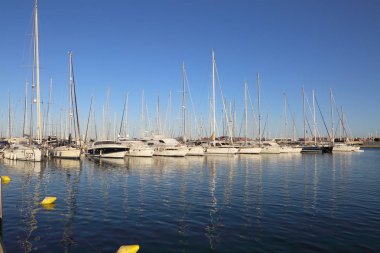 Valencia, İspanya - 20 Haziran 2018: Güzel manzara bağlantı noktasında marina deniz yaz gün batımında Valencia, İspanya.