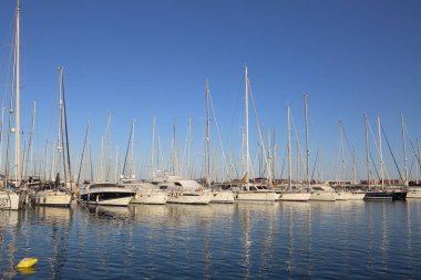 Valencia, İspanya - 20 Haziran 2018: Güzel manzara bağlantı noktasında marina deniz yaz gün batımında Valencia, İspanya.