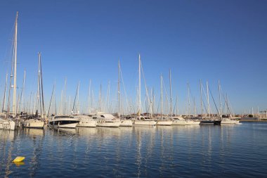 Valencia, İspanya - 20 Haziran 2018: Güzel manzara bağlantı noktasında marina deniz yaz gün batımında Valencia, İspanya.