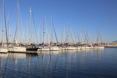 Valencia, İspanya - 20 Haziran 2018: Güzel manzara bağlantı noktasında marina deniz yaz gün batımında Valencia, İspanya.