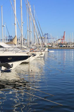 Valencia, İspanya - 20 Haziran 2018: Güzel manzara bağlantı noktasında marina deniz yaz gün batımında Valencia, İspanya.