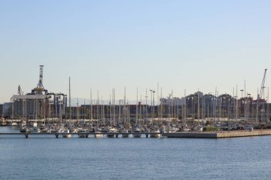 Valencia, İspanya - 20 Haziran 2018: Güzel manzara bağlantı noktasında marina deniz yaz gün batımında Valencia, İspanya.