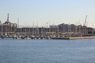 Valencia, İspanya - 20 Haziran 2018: Güzel manzara bağlantı noktasında marina deniz yaz gün batımında Valencia, İspanya.