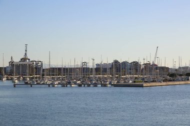 Valencia, İspanya - 20 Haziran 2018: Güzel manzara bağlantı noktasında marina deniz yaz gün batımında Valencia, İspanya.