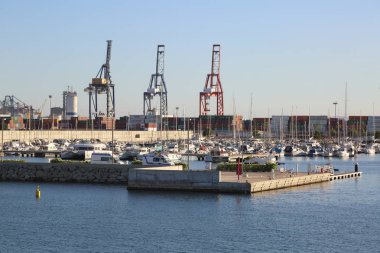 Valencia, İspanya - 20 Haziran 2018: Güzel manzara bağlantı noktasında marina deniz yaz gün batımında Valencia, İspanya.