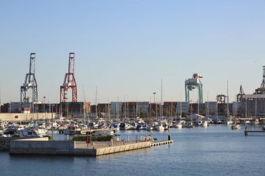 Valencia, İspanya - 20 Haziran 2018: Güzel manzara bağlantı noktasında marina deniz yaz gün batımında Valencia, İspanya.