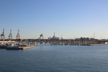 Valencia, İspanya - 20 Haziran 2018: Güzel manzara bağlantı noktasında marina deniz yaz gün batımında Valencia, İspanya.