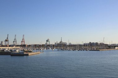 Valencia, İspanya - 20 Haziran 2018: Güzel manzara bağlantı noktasında marina deniz yaz gün batımında Valencia, İspanya.