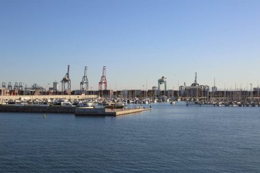 Valencia, İspanya - 20 Haziran 2018: Güzel manzara bağlantı noktasında marina deniz yaz gün batımında Valencia, İspanya.