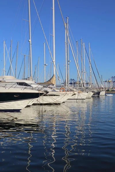 Valencia, İspanya - 20 Haziran 2018: Güzel manzara bağlantı noktasında marina deniz yaz gün batımında Valencia, İspanya.