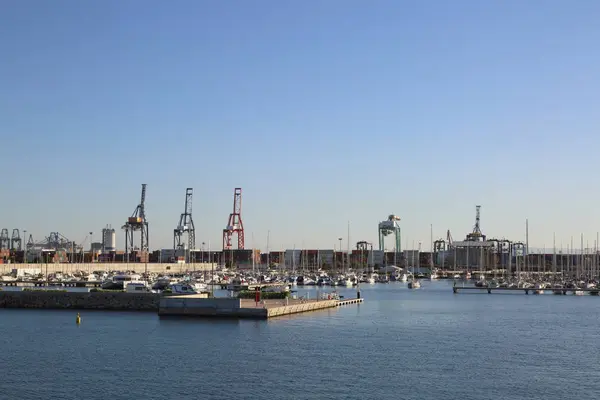 Valencia, İspanya - 20 Haziran 2018: Güzel manzara bağlantı noktasında marina deniz yaz gün batımında Valencia, İspanya.