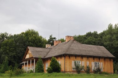 Polonya, Sanok - 05 Ağustos 2018: Sanok, Polonya'daki etnografya müzesinde otantik eski ahşap binalar. Sanok'taki Skansen açık hava müzesi Polonya'nın en büyüğü..